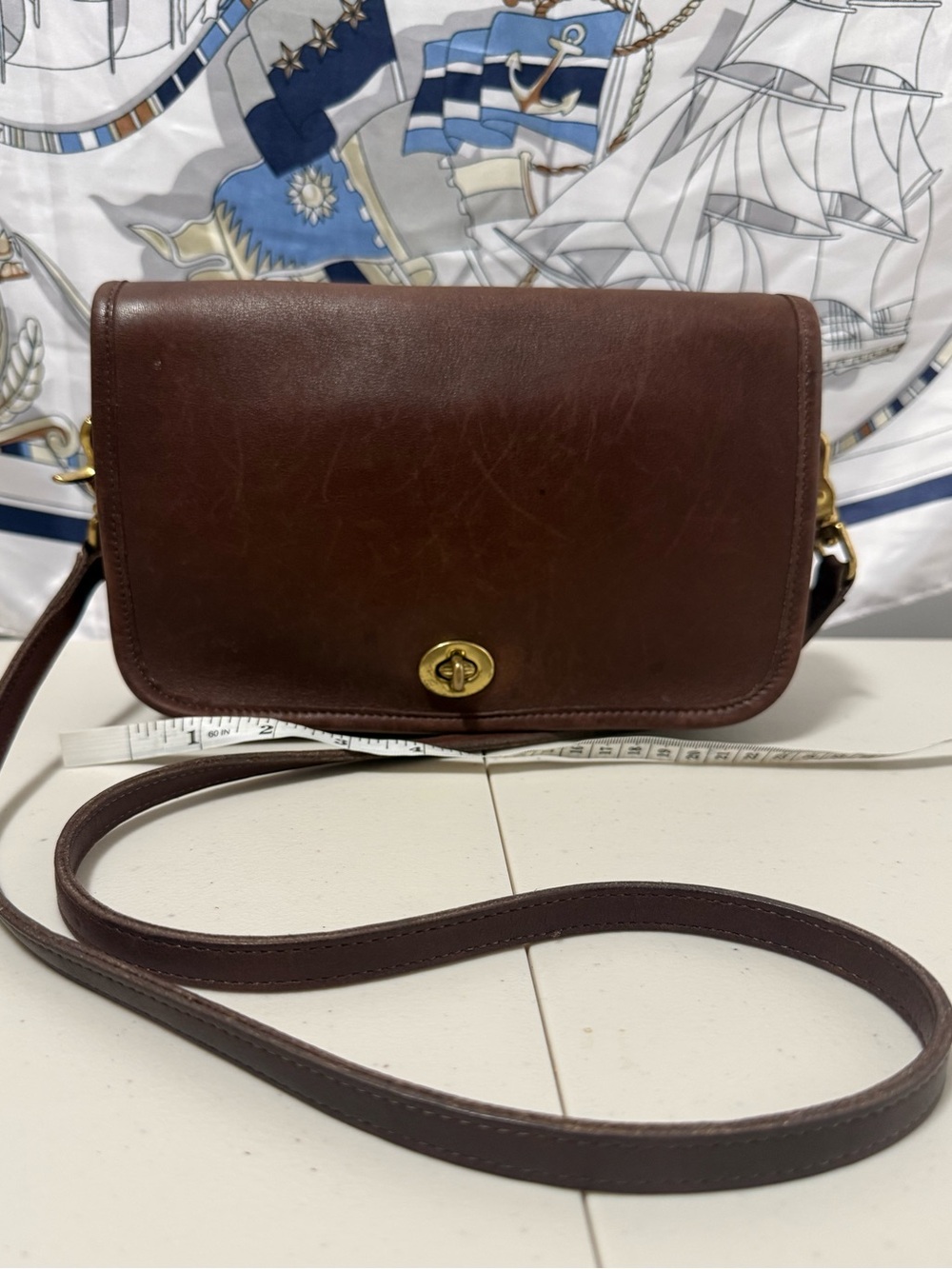 Vintage Classic Brown Leather Crossbody Bag with Turn-Lock Closure